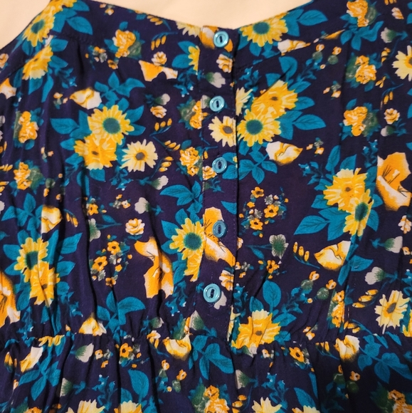 Tank tops with button accents - Picture 3 of 6